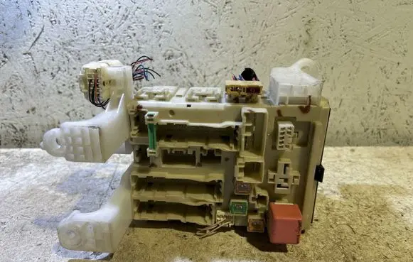 Toyota Avensis T270 Fuse module 8273005150B 13989B03