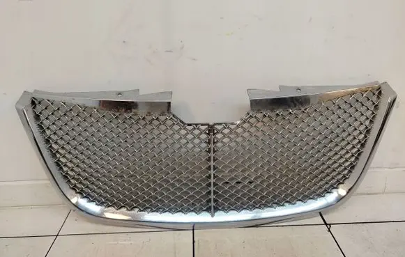Chrysler Voyager Front bumper upper radiator grill 