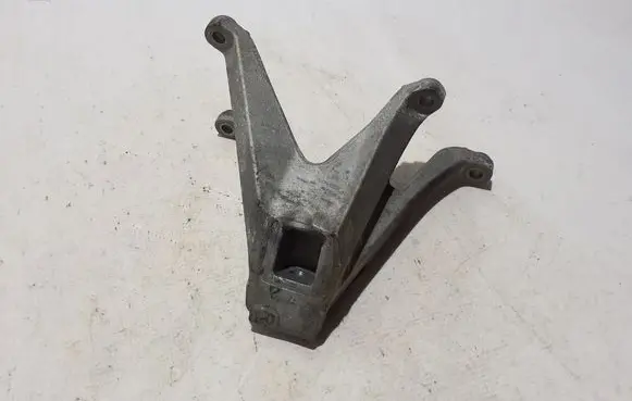 BMW 5 G30 G31 Engine mounting bracket 6861551