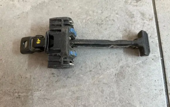 Volkswagen Amarok Front door check strap stopper
