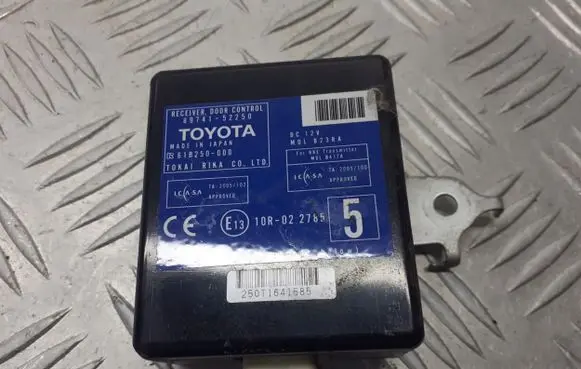Toyota Yaris Door control unit/module 89741-52250