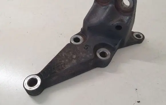 Toyota Corolla Verso AR10 Engine mounting bracket 113210D020