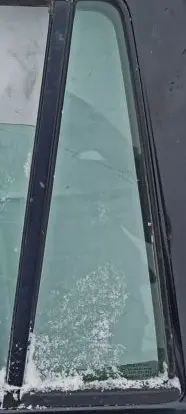 Mazda 2 Rear vent window glass juoda
