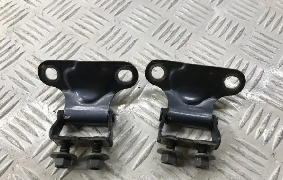Toyota Avensis T250 Tailgate/trunk/boot hinge 6881005020