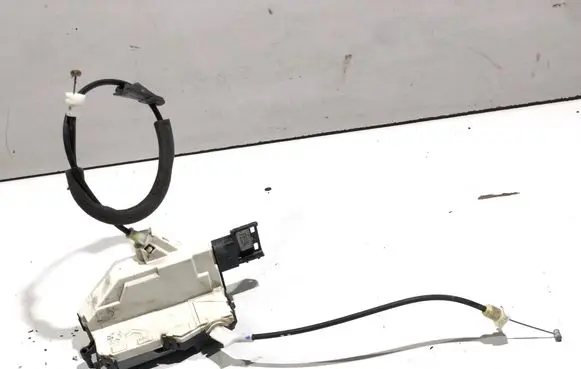 Peugeot 3008 I Front door lock 825154