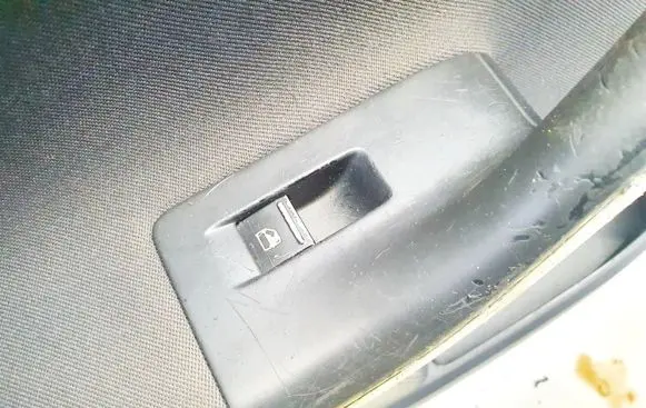 Volkswagen Golf V Electric window control switch