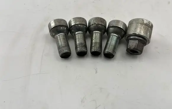 Cupra Formentor Anti-theft wheel nuts and lock 