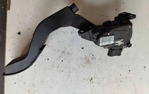 Volkswagen PASSAT B5.5 Accelerator throttle pedal 8D1721523F