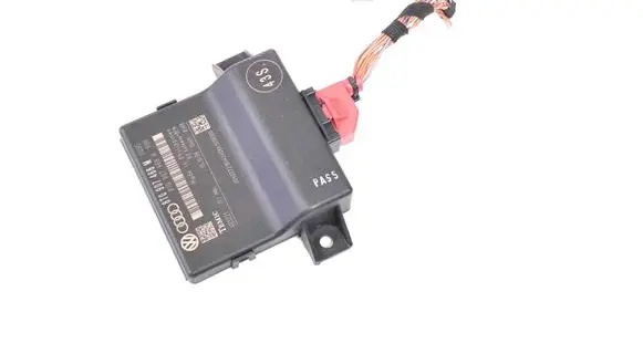 Audi A5 8T 8F Gateway control module 8T0907468M