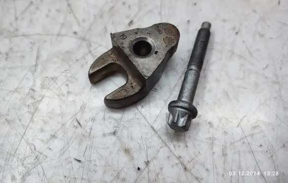 Volvo V70 Fuel Injector clamp holder