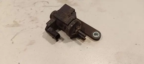 BMW 1 F20 F21 Vacuum valve 8570686