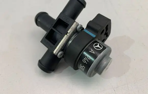 Mercedes-Benz CLA C118 X118 Coolant heater control valve A2465000040