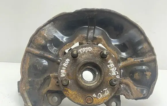 Toyota Corolla Verso AR10 Front wheel hub