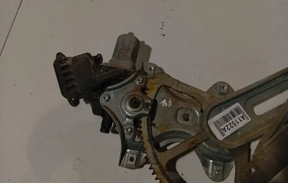 Toyota Auris 150 Front door window regulator motor 8570202020