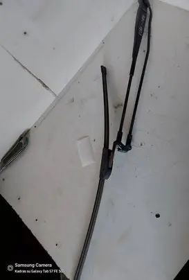 Peugeot 107 Front wiper blade arm