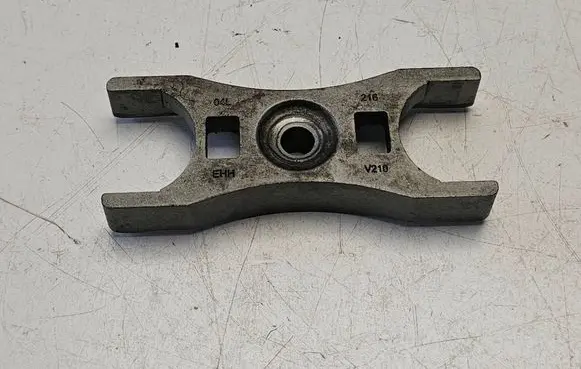Volkswagen PASSAT B7 Fuel Injector clamp holder 04L216