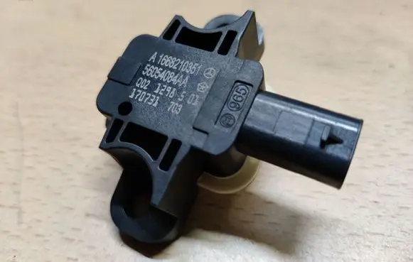 Mercedes-Benz CLA C117 X117 W117 Airbag deployment crash/impact sensor A1668210351