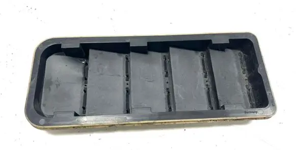 Quarter panel pressure vent