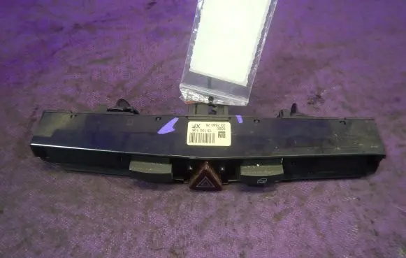 Opel Astra H Hazard light switch 13100105XF