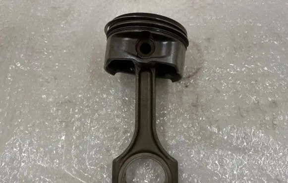 Mercedes-Benz CLS AMG C219 Piston with connecting rod
