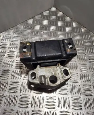 Volkswagen PASSAT B5.5 Engine mounting bracket 06B260885A