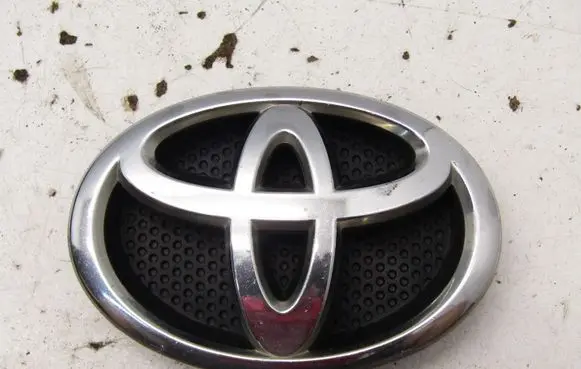 Toyota Yaris Manufacturer badge logo/emblem 7531102140