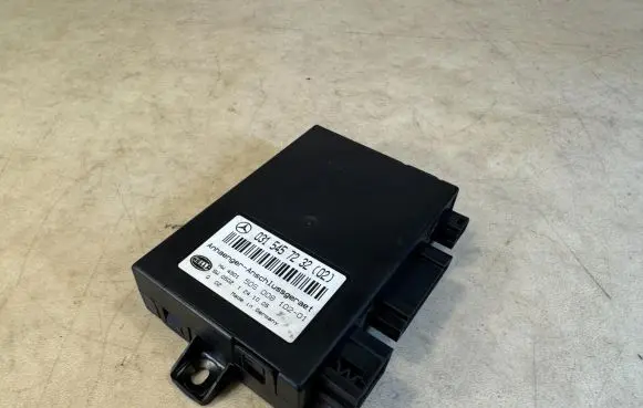Mercedes-Benz G W461 W463 1st Gen Air suspension control unit module (rear) 0315457232