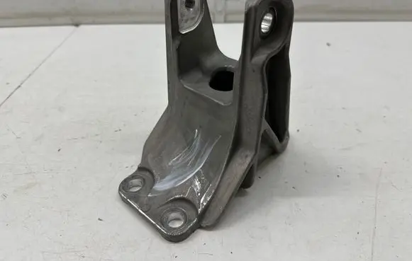 Nissan Leaf II (ZE1) Engine mounting bracket
