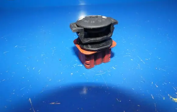 Mercedes-Benz C AMG W204 Radiator mount bracket A0009912595