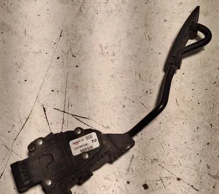 Accelerator throttle pedal