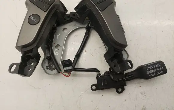 Toyota Avensis T250 Steering wheel buttons/switches 8425020040