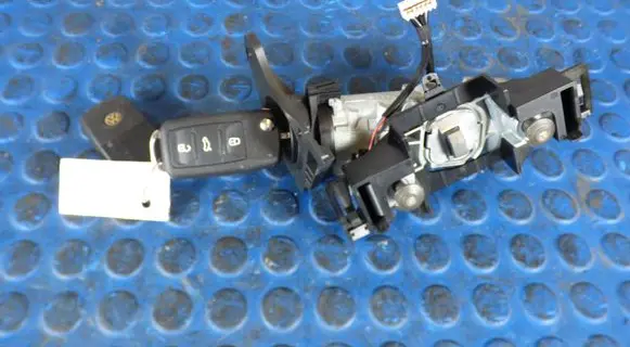 Volkswagen Jetta VI Ignition lock CART1K0905851B 1K0905851B 5K0906865