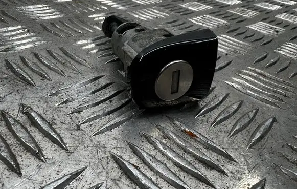 Skoda Octavia Mk2 (1Z) Front door lock (next to the handle) 1Z0837167D