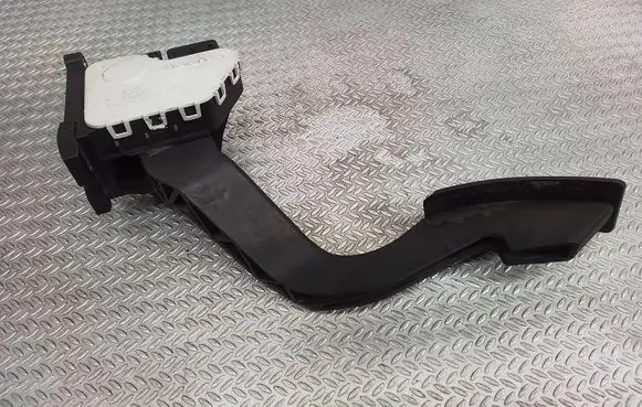 Accelerator throttle pedal