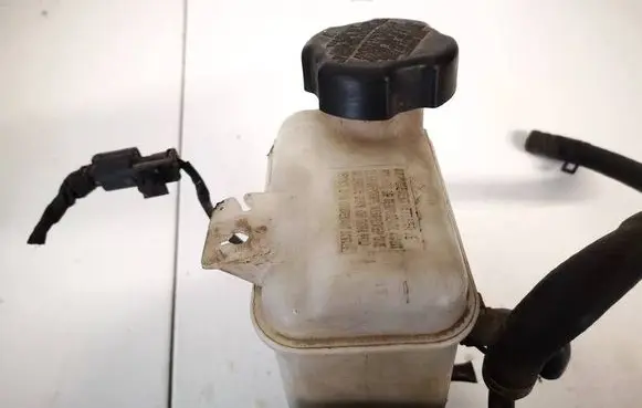 KIA Carens II Brake fluid reservoir 