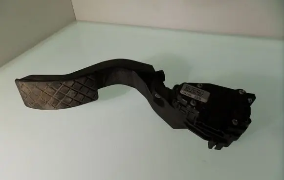 Volkswagen PASSAT B5.5 Accelerator throttle pedal 8D17215231 6PV00837603