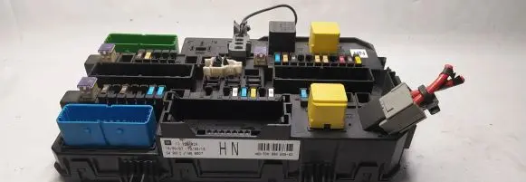 Opel Zafira B Fuse box set 13220829