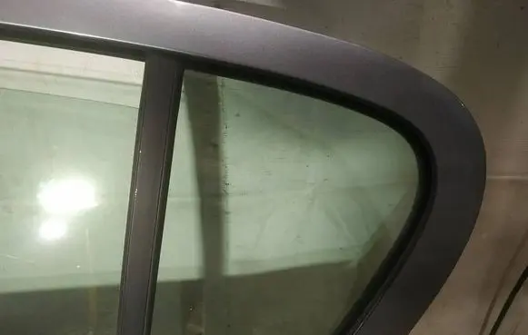 Rear vent window glass