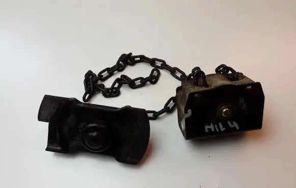 Toyota Hilux (AN10, AN20, AN30) Spare wheel mounting bracket 