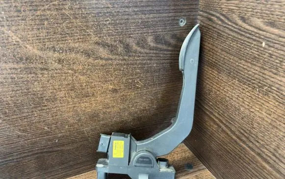 Iveco Daily 4th gen Accelerator throttle pedal 0281002633 504061735
