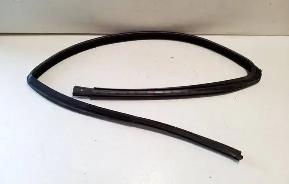 Mercedes-Benz Vito Viano W447 Rubber seal front door window/glass A4477200117