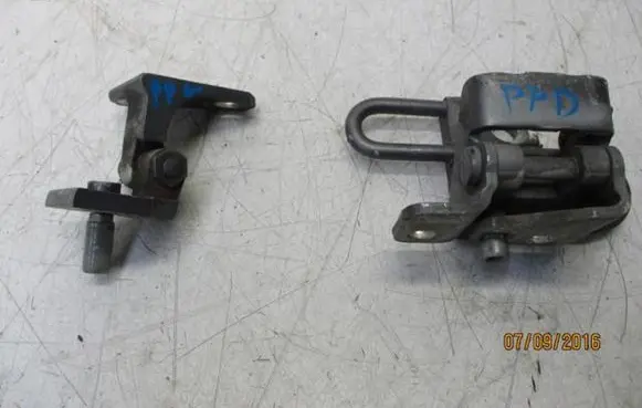 Volkswagen Golf V Front door hinge set 7H0831411B