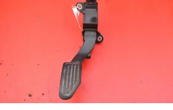 Accelerator throttle pedal