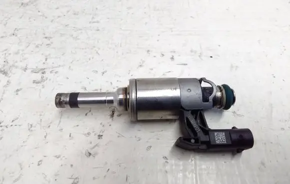 Audi A4 S4 B9 Fuel injector 0261500477 04E133036A