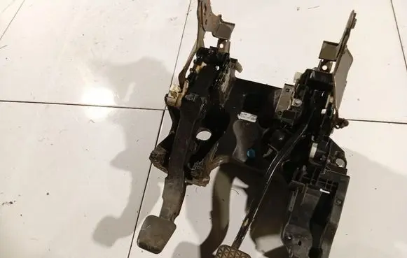 Opel Insignia A Clutch pedal 13228166