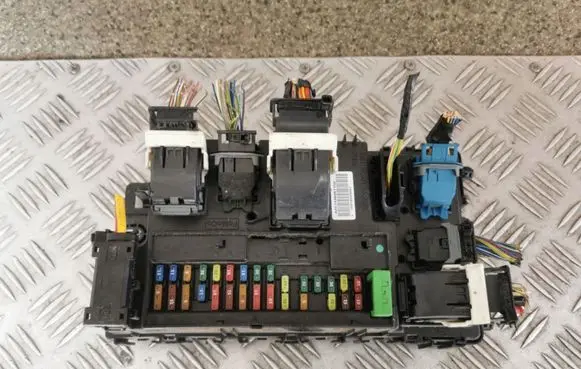 Ford Mondeo MK V Fuse module FU5T15604CFC