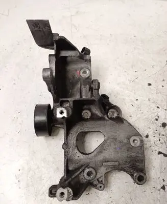 Fiat Freemont Power steering pump mounting bracket 04627139AA