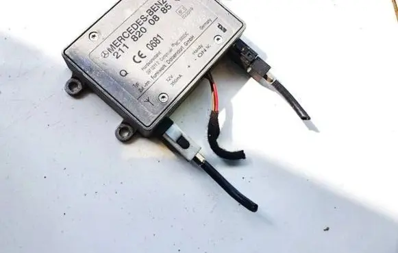 Mercedes-Benz C W203 Antenna control unit 2118200885