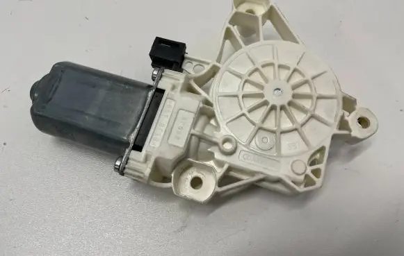 Mercedes-Benz CLS C257 Front door window regulator motor A0009061507
