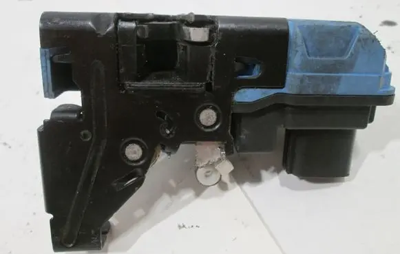 Volvo S80 Front door lock 30784976